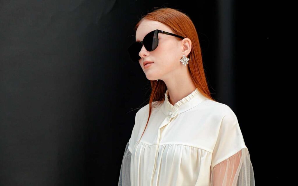 naočare za sunce, devojka u beloj košulji
