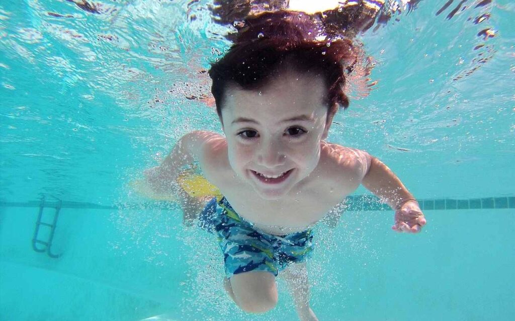 Dečak u bazenu roni