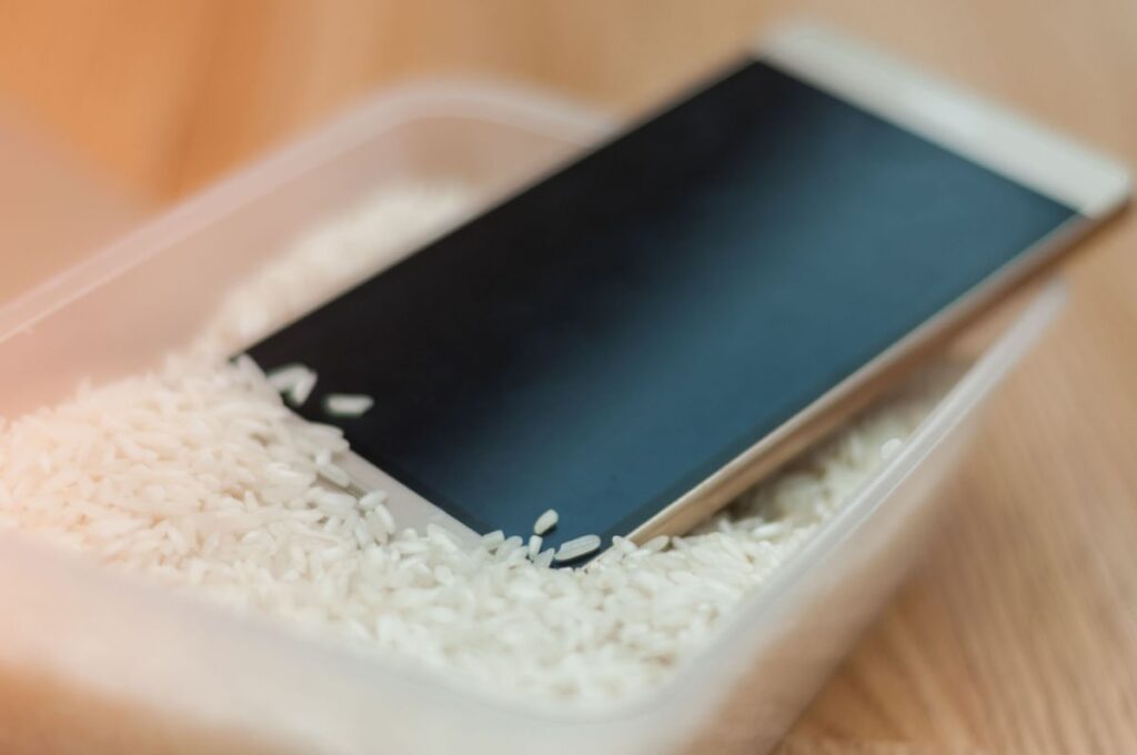 telefon koji je upao u vodu se suši u posudi pirinča