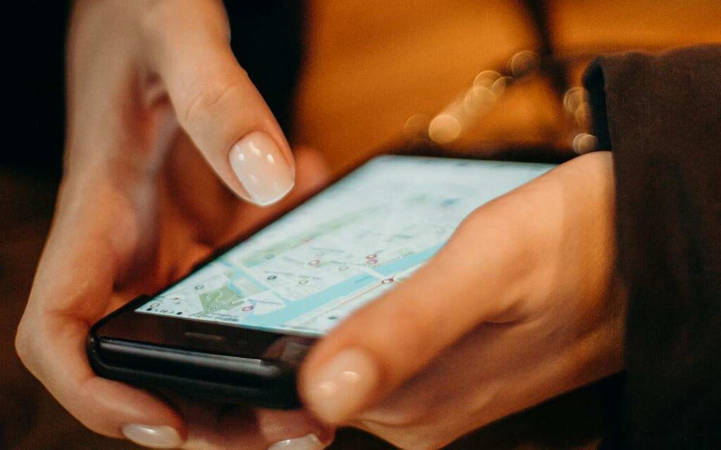 Osoba gleda u telefon.