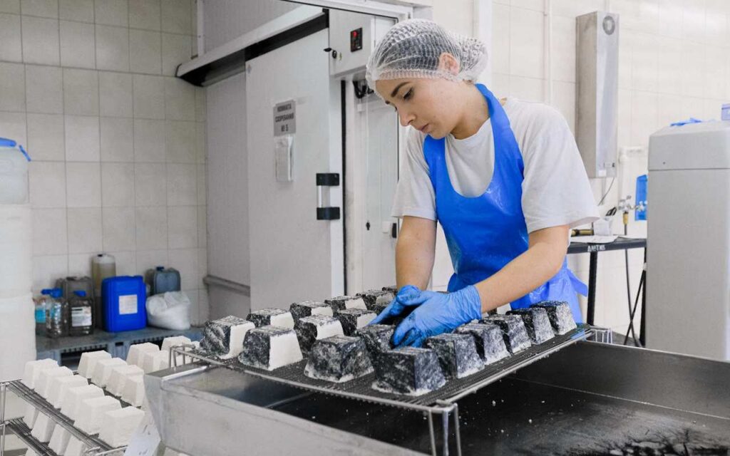 Žena radi u fabrici u proizvodnji sira