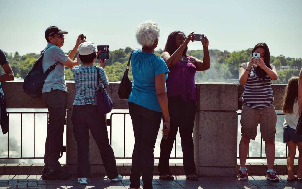Turisti se fotografišu tokom dana